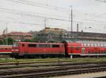 Die 111 205 am 16.05.2009 mit einem RE bei der Ausfahrt aus dem Mnchener Hbf. (Bahnbildertreffen)