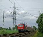 111 117 mit dem RE10420 nach Aachen Hbf an der ehem. Anrufschranke Geilenkirchen. 27.5.2009