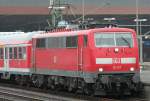 Die 111 117  schnuppert  ihren RE13 weiter zum nchsten Halt Neuss, aufgemommen am 04.09.2009 in Dsseldorf HBF