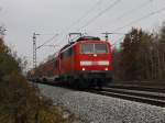 Die 111 027 am 31.10.2009 mit dem RE nach Salzburg bei der Durchfahrt in Haar (Mnchen) 