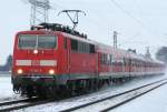 Die 111 152-5 zieht ihren RE4 Verstrker im Schnee kurz vor Geilenkirchen am 04.01.2010
