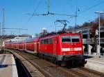 Der RE4 wird von 111 151-7 am 07.03.2010 aus dem Bahnhof Herzogenrath geschoben.