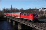 Nachdem am Vortag wieder ordentlich Schnee gefallen ist *freu* war der 07.03.2010 ein schner sonniger Wintertag. 111 112 berquert mit dem RE4  Wupper-Express  den Harkortsee.