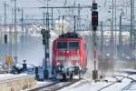 111 053 am 07.03.10 mit RE 30016 aus Salzburg in Mnchen Ost