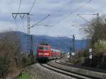 Statt der blichen 145er bespannt heute eine 111 den RE von Offenburg nach Basel Bad. 111 060 ist hier in Freiburg St-Georgen unterwegs. 1.4.10