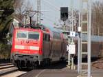 111 124-4 mit dem RE10427 nach Dortmund bei der Ausfahrt in Erkelenz 6.4.10