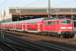 Die 111 147-5 zieht den RE4 von Dortmund aus Dsseldorf weiter Richtung Aachen am 14.04.2010