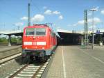 Hier steht 111128-5 als Zuglok eines n-Wagenparks bereit zur Abfahrt als RE1 nach Aachen in Hamm(Westf). Aufgrund eines verspteten ICs aus Leipzig fuhr der Zug mit 7 Minuten Versptung am 14.07 ab.
