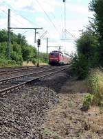 Im Bahnhof Kleinenbroich ist 111 156 mit einer Fuhre RE4 nach Aachen am Tag nach Sturm Olivia zu sehen.
Gestern Abend war der Verkehr zwischen Aachen und Mnchengladbach teilweise unterbrochen, doch heute ist wieder Zugbetrieb. Foto vom 15.7.2010