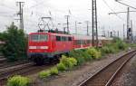 111 056 schiebt am 24.07.10 ihren Regionalzug vorbei am S-Bahnhof Drrenhof Richtung Nrnberg Hbf.