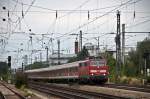 111 036 am 18.08.2010 mit RE nach Salzburg bei der Durchfahrt durch Mnchen Heimeranplatz.