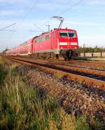 Freitag den 20.8.2010 schiebt 111 154-1 diesen RE4 Zug in Richtung Mnchengladbach.
Hier ist er kurz hinter dem Bahnbergang  An der Schley  in Wickrathahn abgelichtet. Zeitpunkt der Aufnahme war 20:11h