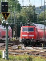 111 150-9 steht mit seinen Dostowagen in der Abstellgruppe im Hbf Aachen.