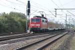 111 136-8, fhrt am gleich an einen Bahnbergang in Richtung Braunschweig. Foto vom 30.09.10.