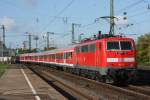 Die 111 112 schiebt einen n-Wagen Park am 24.10.2010 durch Kln Messe/Deutz richtung Kln Hbf.