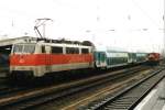 111 142-6 mit Doppelstockwagens und im Hintergrund ein Kf auf Hamm Hauptbahnhof am 21-4-2001.