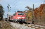 Noch wenige Tage, dann erstahlt sie im neuen (Werbe)Glanz: 111 017 am 30.10.10 mit RE 30017 nach Salzburg in Haar/Mnchen