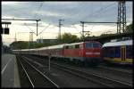 111 112 steht mit einer n-Wagen Garnitur in Dsseldorf Hbf