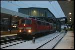 111 147 steht mit der RB35 immer noch im Abendlich Schneetreiben in Duisburg Hbf am 29.11.2010