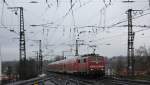 Die 111 093-1 und die 111 013-9 fahren am 12.12.2010 (Fahrplanwechsel) im Sandwich als RE9 in Aachen Hbf ein.