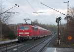 111 015-4 und 111 016 (Zugschluss) mit dem RE10918 von Siegen nach Aachen bei der Durchfahrt in Eilendorf, 12.12.10