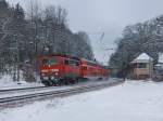 Die 111 052 am 04.12.2010 mit einem RE nach Salzburg bei der Durchfahrt in Aling.