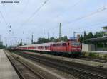 111 036-0 mit dem RE 30021 nach Salzburg bei der Durchfahrt in Mnchen-Heimeranplatz, 14.08.2010