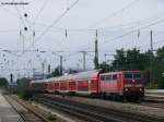 111 066-7 mit dem Mnchen-Salzburg Express als RE 30032 bei der Durchfahrt in Mnchen-Heimeranplatz, 14.08.2010