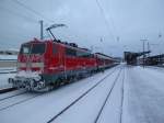 RE 58328 mit 111 162 im Bahnhof von Ansbach, sie ist auch gezeichnet vom Winter. 26.12.10
