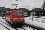 111 077-4 hat soeben den RE9 nach Aachen gebracht, und fhrt nun in die Abstellgruppe, um einige Zeit spter wieder zurck nach Siegen zu fahren. Aufgenommen am 31/12/2010.