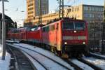 111 093-1 mit Eigenwerbung im Zugzielanzeiger verlsst ber Gleis 1 mit der 120 207-6 und einem Dostowagen am Haken den Aachener Hbf in Richtung Rothe Erde. Aufgenommena m 05/01/2011.