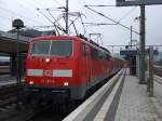111 137-6 steht mit erhobenen Scherenstromabnehmern und ihrem RE nach Braunschweig in Bielefeld.