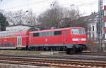 Am 10.2.2011 bei trbem Wetter schob 111 122-8 eien Dostockeinheit der Linie RE4 in den Bahnhof Rheydt.