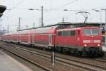 Die 111 077-4 und 111 015-4 fahren den RE9 im Sandwich von Aachen nach Siegen aus Kln Messe/Deutz am 20.02.2011