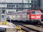 111 046-9 steht mit RE79031 in Mnchen-Hbf auf Gleis 6 bereit;110329