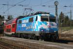 111 017-0  Maxl  mit RE nach Salzburg bei der Einfahrt in den Bahnhof Traunstein am 03.04.2011