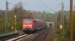 Durchfahrt des RSX Sandwich - RE 9/10924 mit der 111 077-4 (mit ehemaligem BW-Logo, wenn ich mich nicht tusche) und einer weiteren 111 - Schublok.
Eilendorf, den 8/4/11