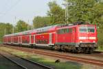 Die 111 152-5 zieht den RE4 von Dortmund nach Aachen in Hckelhoven Baal ein am 21.04.2011