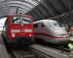 BR 111 und ICE Triebkopf BR 401 im Frankfurter Hauptbahnhof