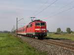 Die 111 227 mit einer S Bahn nach Bamberg am 24.04.2011 unterwegs bei Bubenreuth. 