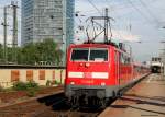 111 042-0 bringt ihre n-Wagen Garnitur in die Abstellung Mannheim Hbf 19.5.11