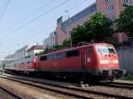 111 024-6 stellt die Garnitur fr RB59405 in Mnchen-Hbf bereit;110513