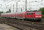 Die 111 156 zieht den RE4 von Dortmund nach Aachen in Mnchenglad HBF ein am 17.06.2011