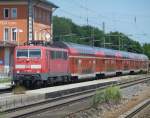 111 216-8 mit dem RE 59093 kommt mit 7 Minuten Verspätung in Pfaffenhofen an, 22.06.2011