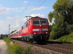 Die Ludwigshafener 111 072 legt sich am Sptnachmittag des 4.07.2011 zwischen Neckarsulm und Heilbronn in eine leichte Rechtskurve - whrend der hinterste Wagen noch senkrecht steht, nimmt die