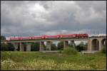Eine 111er berquert mit einem RE70  WESER-LEINE-EXPRESS , Bielefeld Hbf - Braunschweig Hbf, das Schildescher Viadukt.