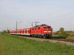 Die 111 225 mit einer S Bahn nach Bamberg am 24.04.2011 unterwegs bei Bubenreuth. 