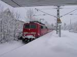 111 001 (verm.) bei dem Versuch der Fahrt als  S-Bahn-Ersatz  von Mnchen-Pasing nach Tutzing, hier am tief verschneiten Bahnsteig von Gauting.