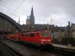 111-013 erreicht mit RE 9 Aachen - Siegen am Abend des 28.2.06 Kln Hbf.