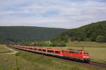 Die 111 220-0 fuhr am 18.08.2011 durch Wernfeld.